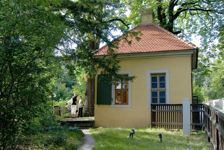 Das Schillerhäuschen an der Schillerstraße in Loschwitz. Das Häuschen steht auf einer Anhöhe, hat nur ein Zimmer und ist von Bäumen umgeben.