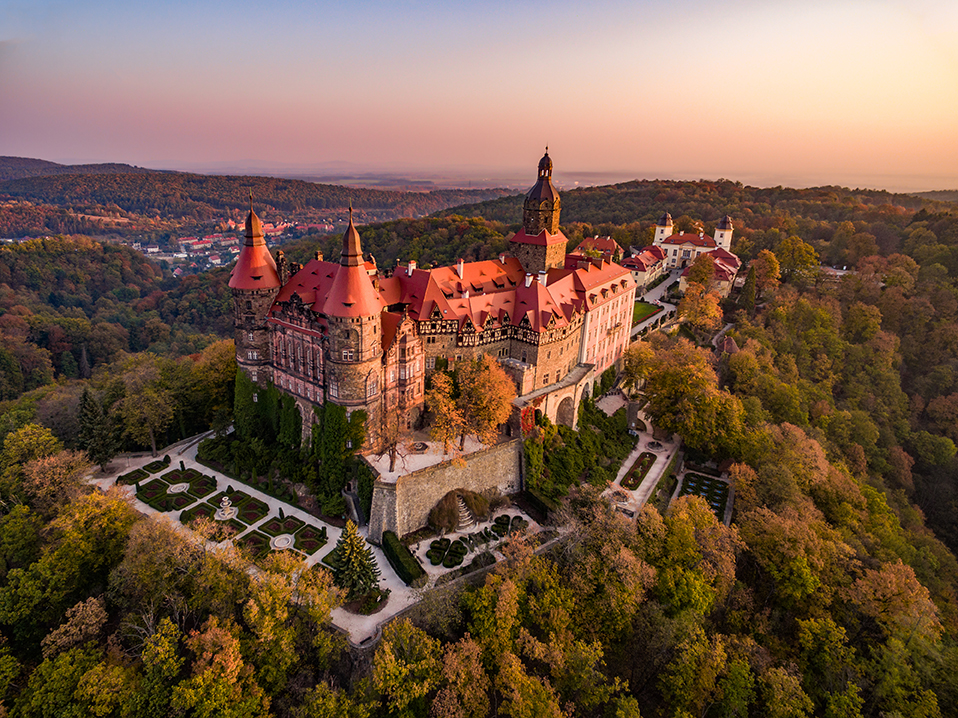 Luftaufnahme von Schloss Fürstenstein im Abendrot
